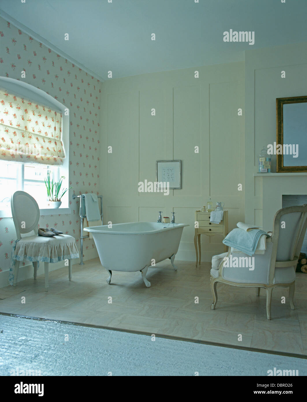 Roll Top Bagno E Rose Modellato Cieco Nel Paese Con Stanze Da