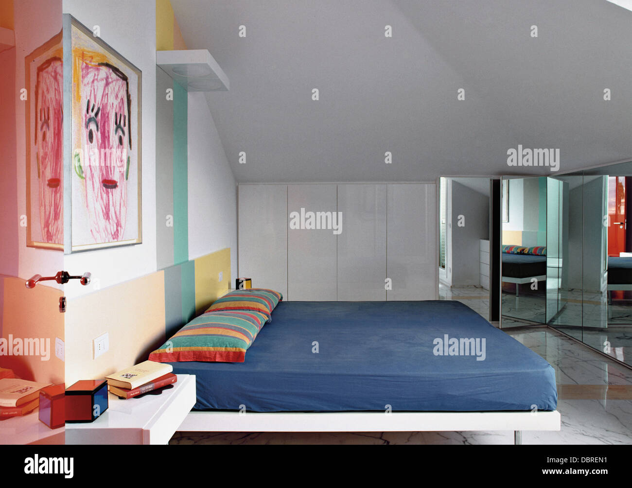 Moderna camera da letto in mansarda Foto Stock