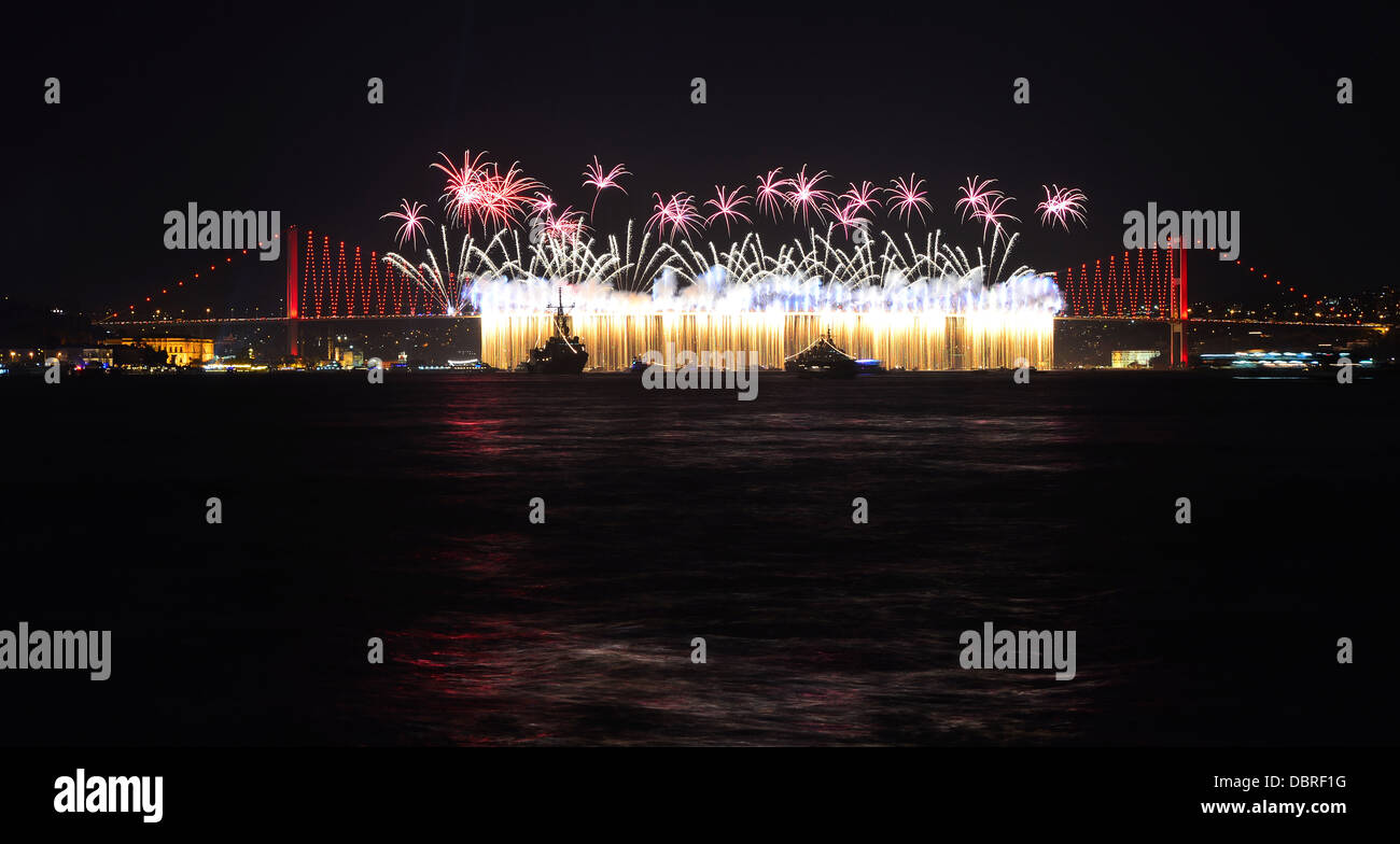Istanbul Ponte sul Bosforo e spettacolo di fuochi d'artificio. Foto Stock