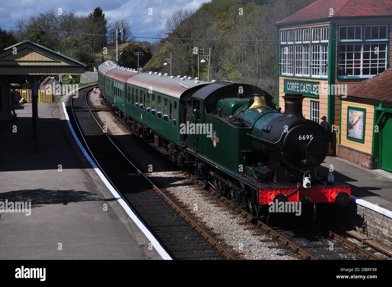 Il treno a vapore a Corfe Castle station Dorset Regno Unito Foto Stock