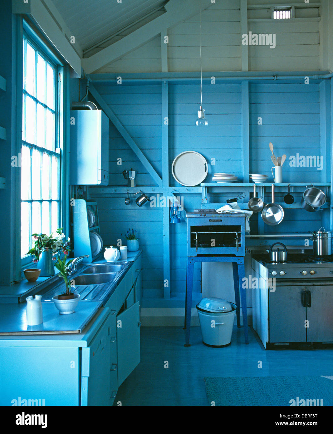 Smalto bianco accanto a benna gamma forno nel paese blu cucina con  riscaldamento centrale caldaia e linguetta+scanalatura pareti rivestite di  pannelli Foto stock - Alamy