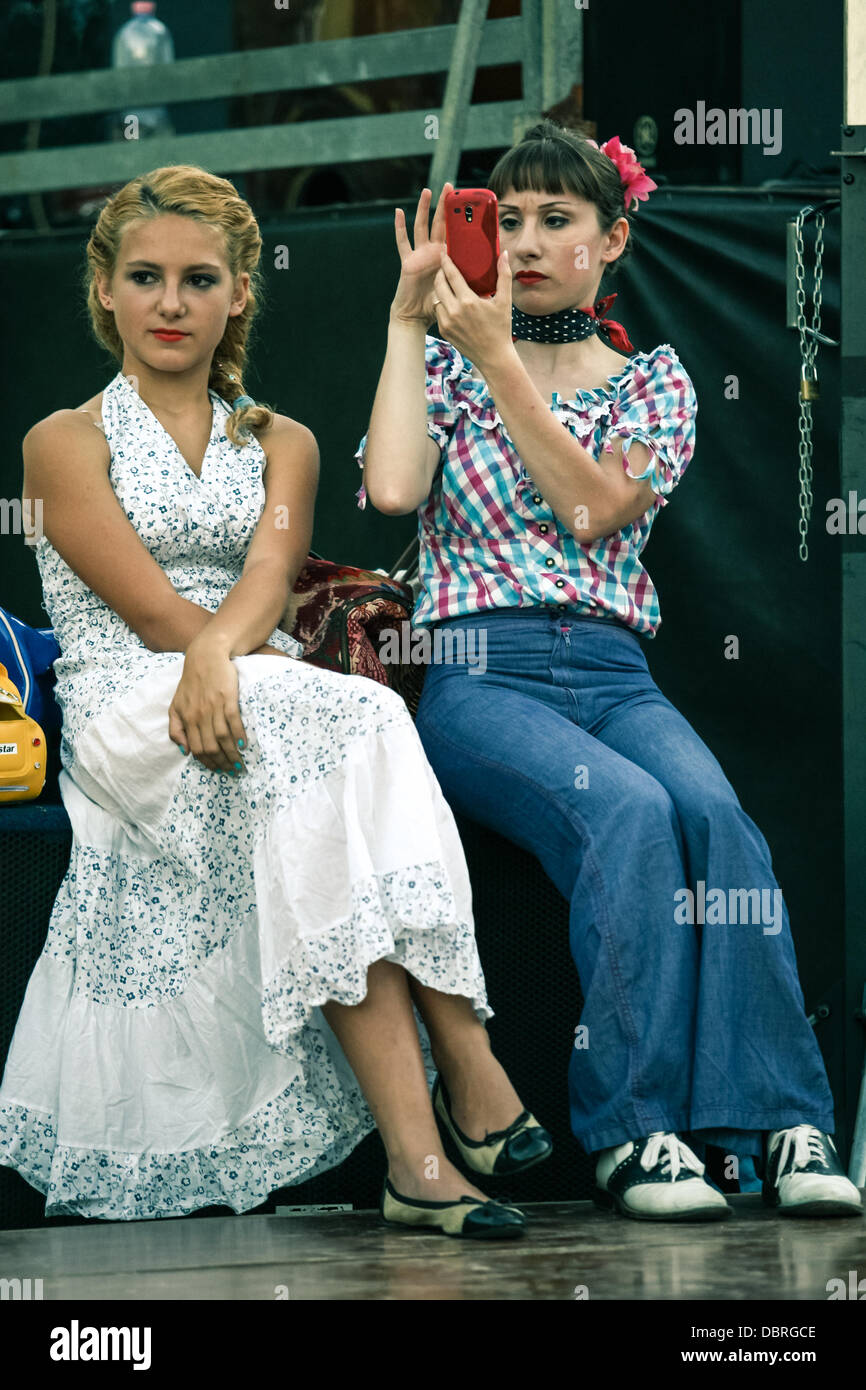 Senigallia, Italia. Il 2 agosto, 2013. In attesa di ricevere il Summer Jamboree [Festival Internazionale 60's revival Rock & Roll], ballerini professionisti provenienti da tutta Europa performe con DJ set, a Piazza del Castello di Senigallia, Italia il Ago 02, 2013. Credito: Valerio Agolino/Alamy Live News Foto Stock