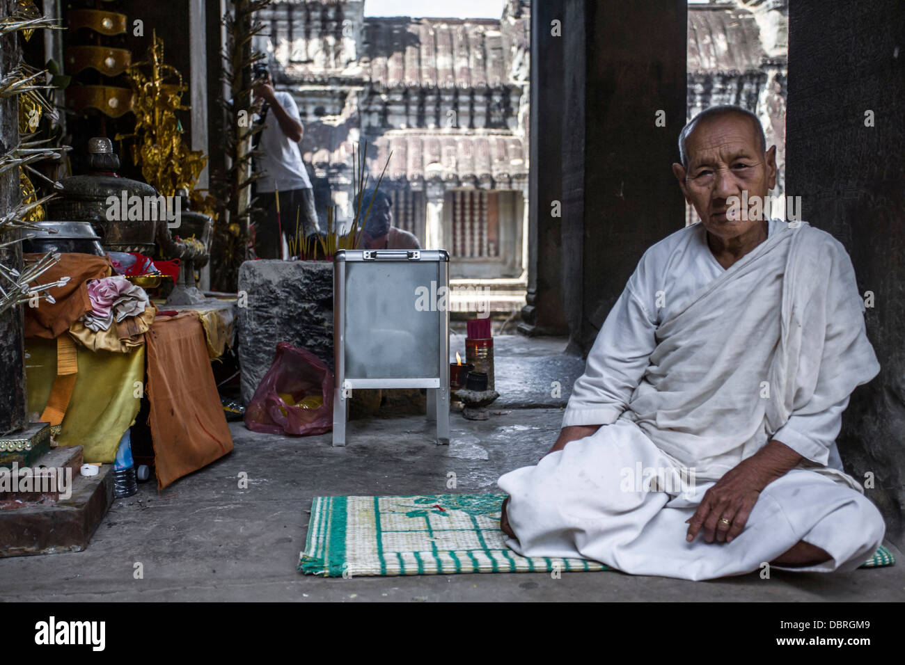 Suora buddista al tempio di Angkor Wat, Siem Reap, Cambogia, S. E. Asia. Foto Stock