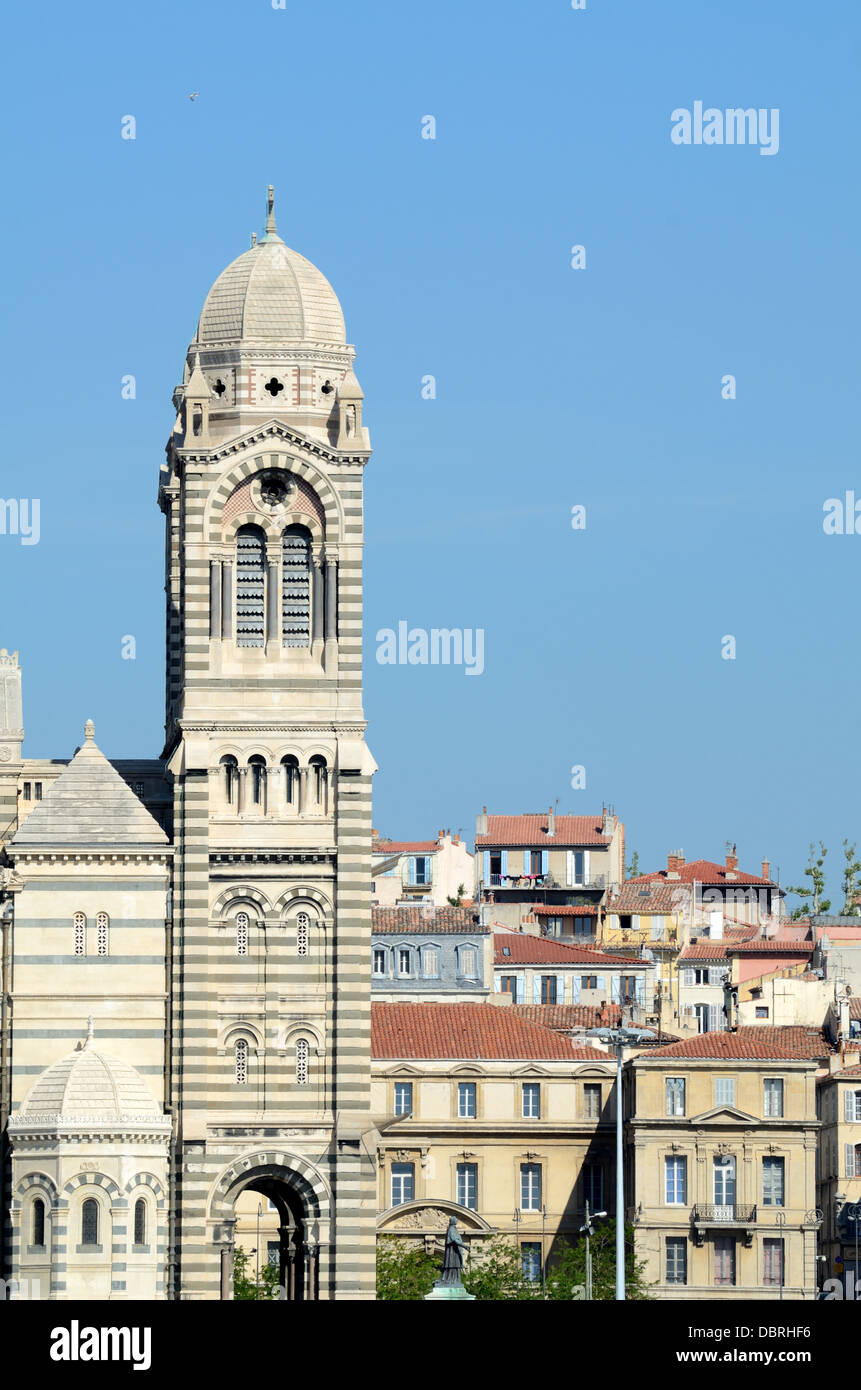 Cattedrale di Saint Mary Major, Cathédrale de la Major e Vista sullo Skyline del quartiere di Panier o della città vecchia di Marsiglia Francia Foto Stock