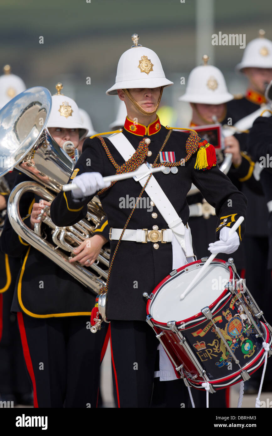 Un batterista nella Royal Marines banda militare su parade presso HMNB Devonport Foto Stock