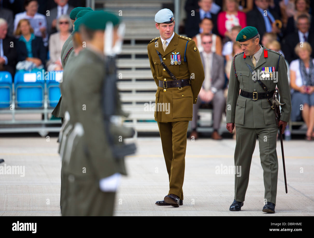 Brirain principe Harry visite HMNB Devonport indossando le sue guardie numero 2 uniforme e il suo aviatore beret Foto Stock