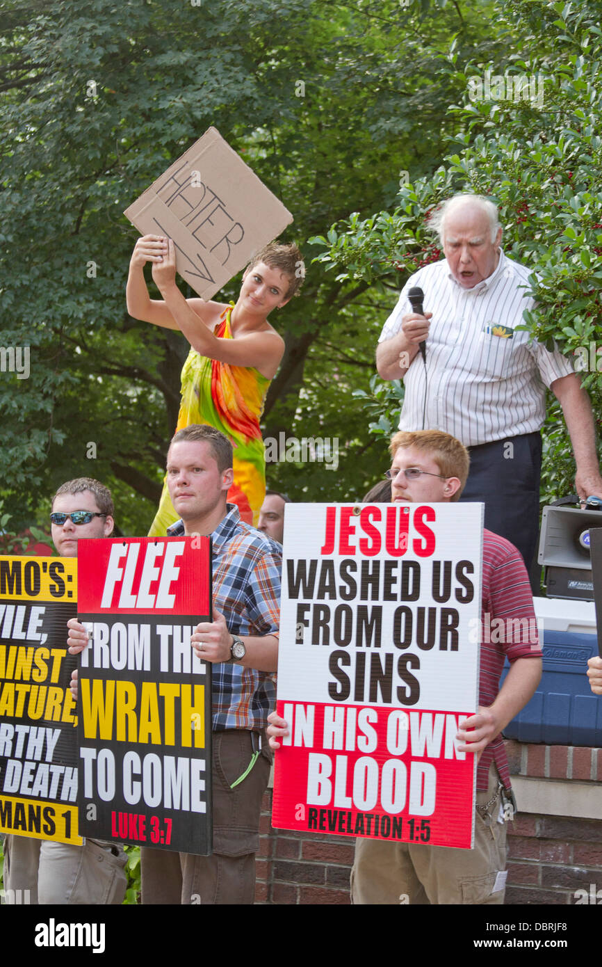 Persone con differenti credenze religiose predicare e tenere premuto segno opposto al Bele Chere Festival in Asheville, Carolina del Nord, Foto Stock