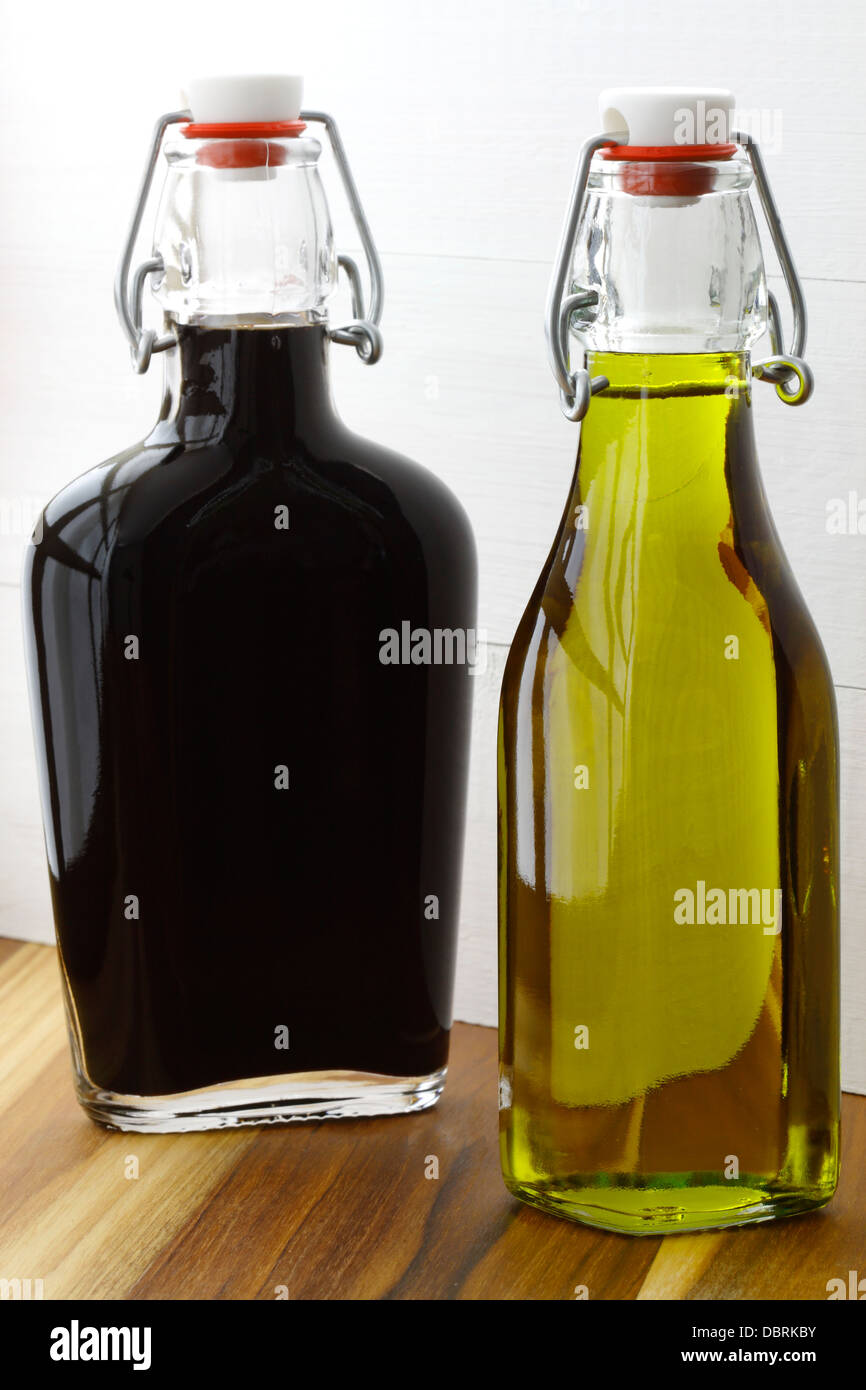 Delizioso olio di oliva ottenuti da carni pressate a freddo delle olive e aceto balsamico. Foto Stock