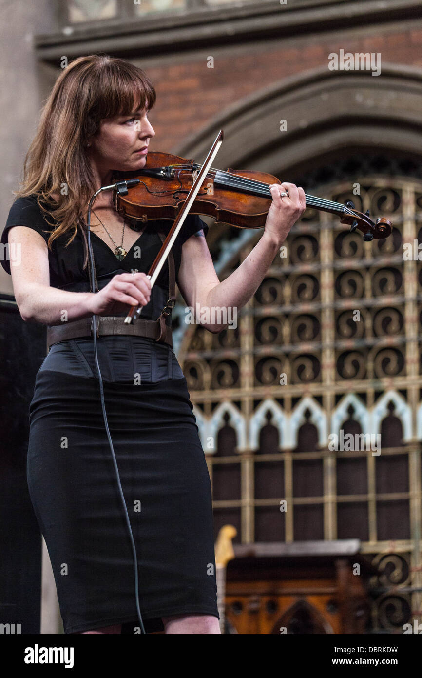 Il violinista Eliza Jaye effettuando in corrispondenza della luce del giorno musica, Union Chapel, London, England, Regno Unito Foto Stock