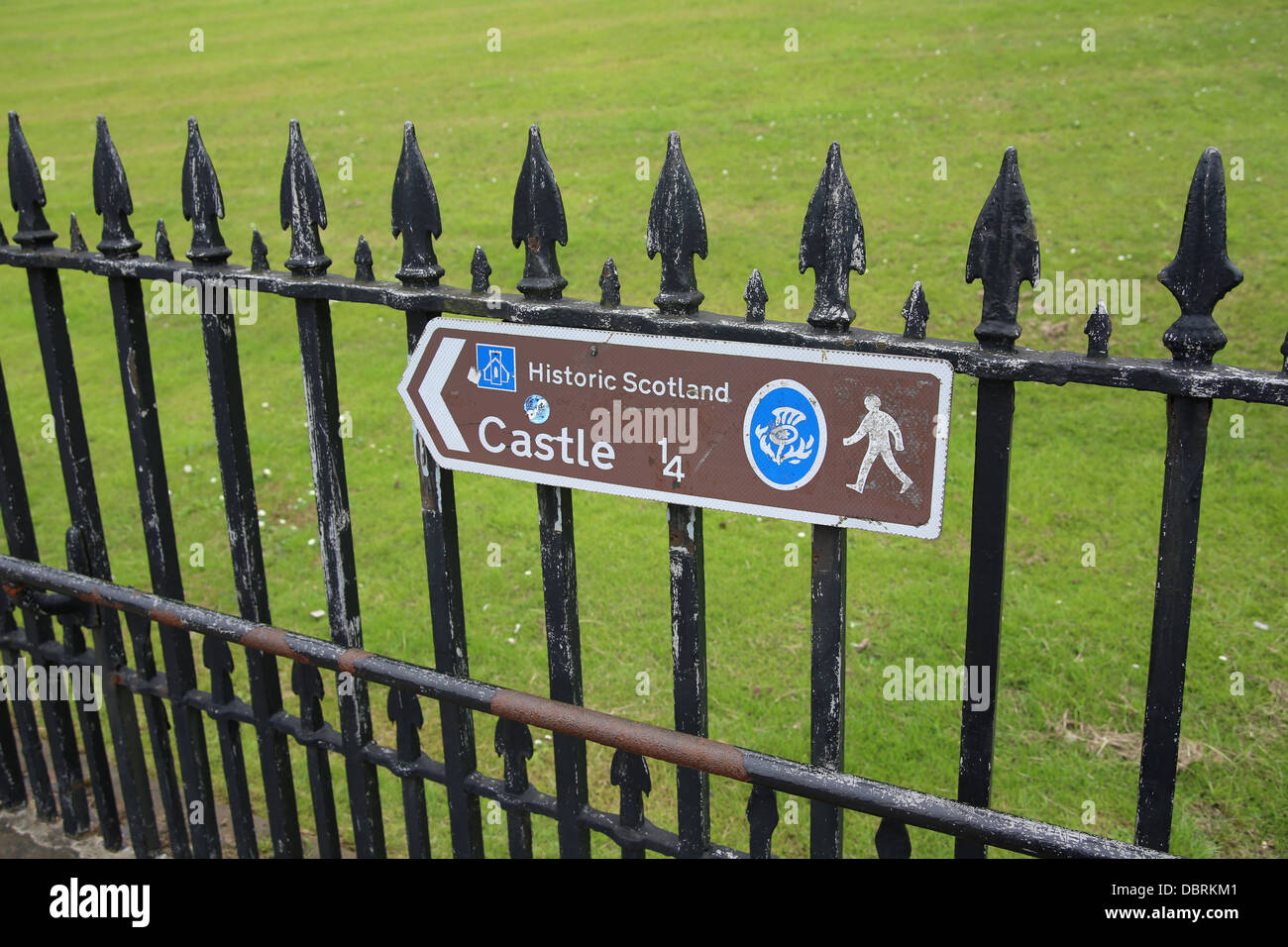 Brown " Historic Scotland' turistica pedonale segno dare le indicazioni per raggiungere a piedi il castello di Edimburgo, Scozia Foto Stock