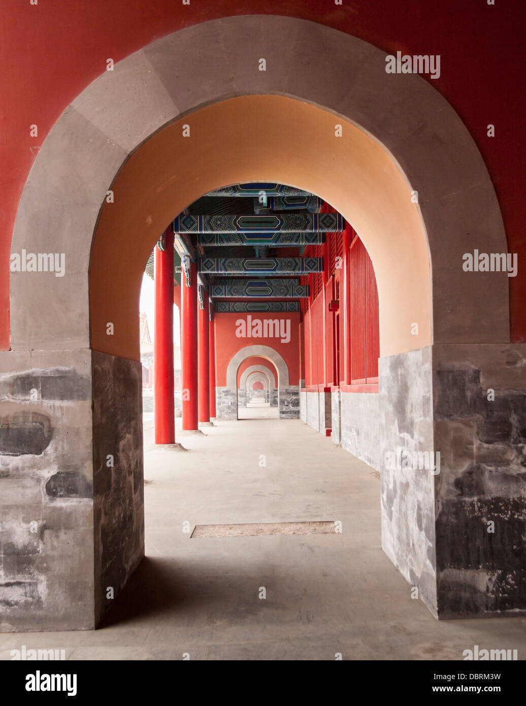 Chiostro con pilastri e gli archi: palazzo imperiale a Pechino, Cina Foto Stock Chiostro con pilastri e gli archi: palazzo imperiale a Pechino, Cina Foto Stock