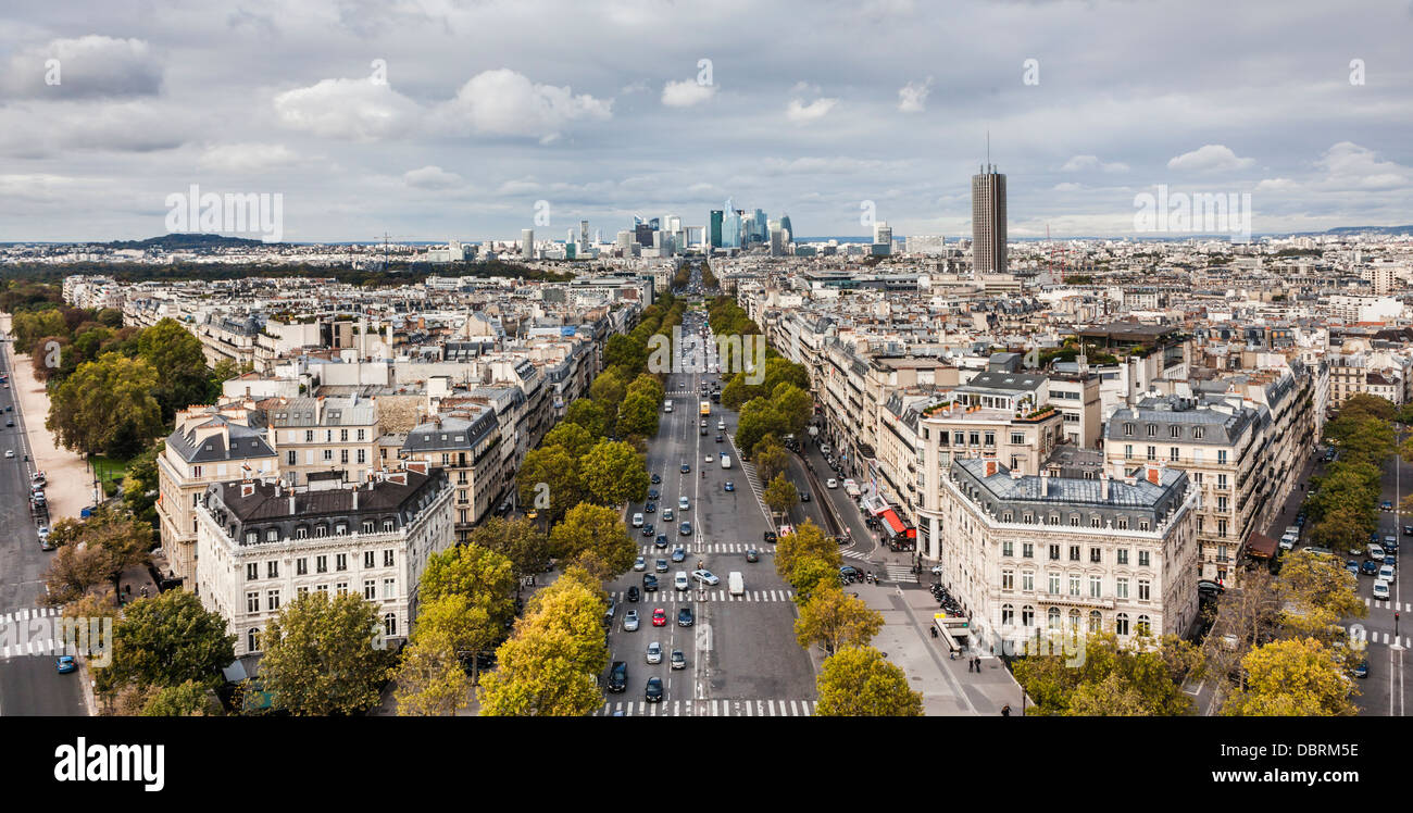 Vista dalla cima del Arc de Triomphe, Parigi, Francia situato a Place Charles de Gaulle, o 'Place de l'étoile". Foto Stock Vista dalla cima del Arc de Triomphe, Parigi, Francia situato a Place Charles de Gaulle, o 'Place de l'étoile". Foto Stock