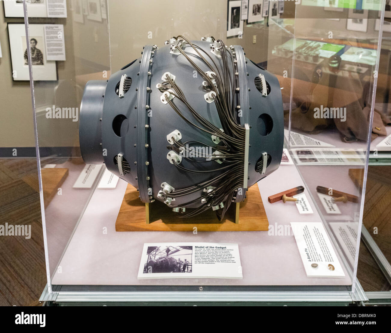Modello in scala del 'gadget', primo dispositivo nucleare testato presso il Trinity Site nel 1945, Bradbury Science Museum di Los Alamos, NM, Stati Uniti d'America Foto Stock