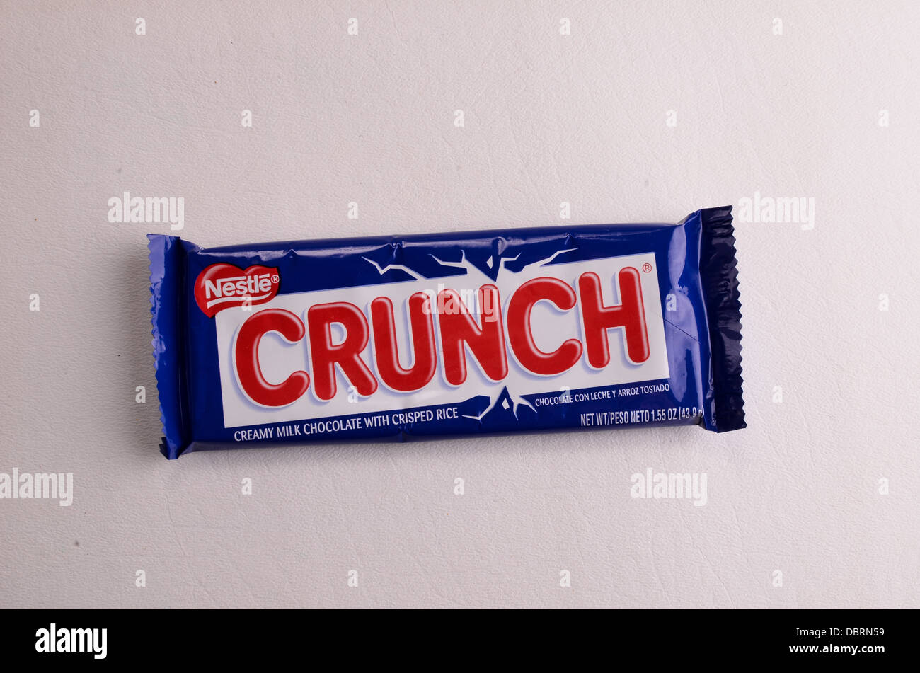 Nestle Crunch della candy bar su uno sfondo bianco. Foto Stock