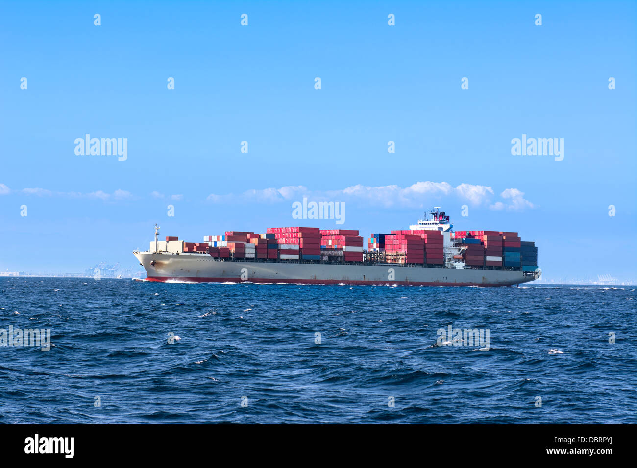 Un cargo caricato con container lascia il porto di Long Beach in California. Foto Stock