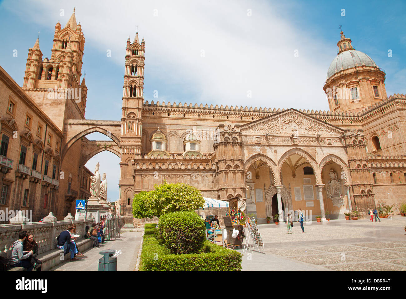Palermo - portale sud della cattedrale o Duomo e torri ovest Foto Stock