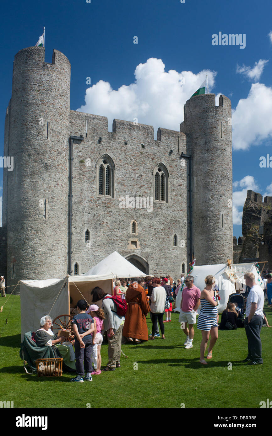 Grande Festa Del formaggio Castello di Caerphilly Luglio 2012 persone in chat con gli attori in costume storico Caerphilly South Wales UK Foto Stock