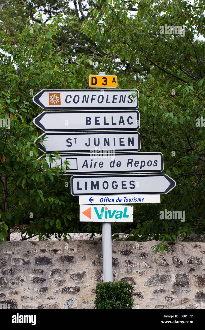 Francese in signpost Oradour-sur-Glane. Foto Stock