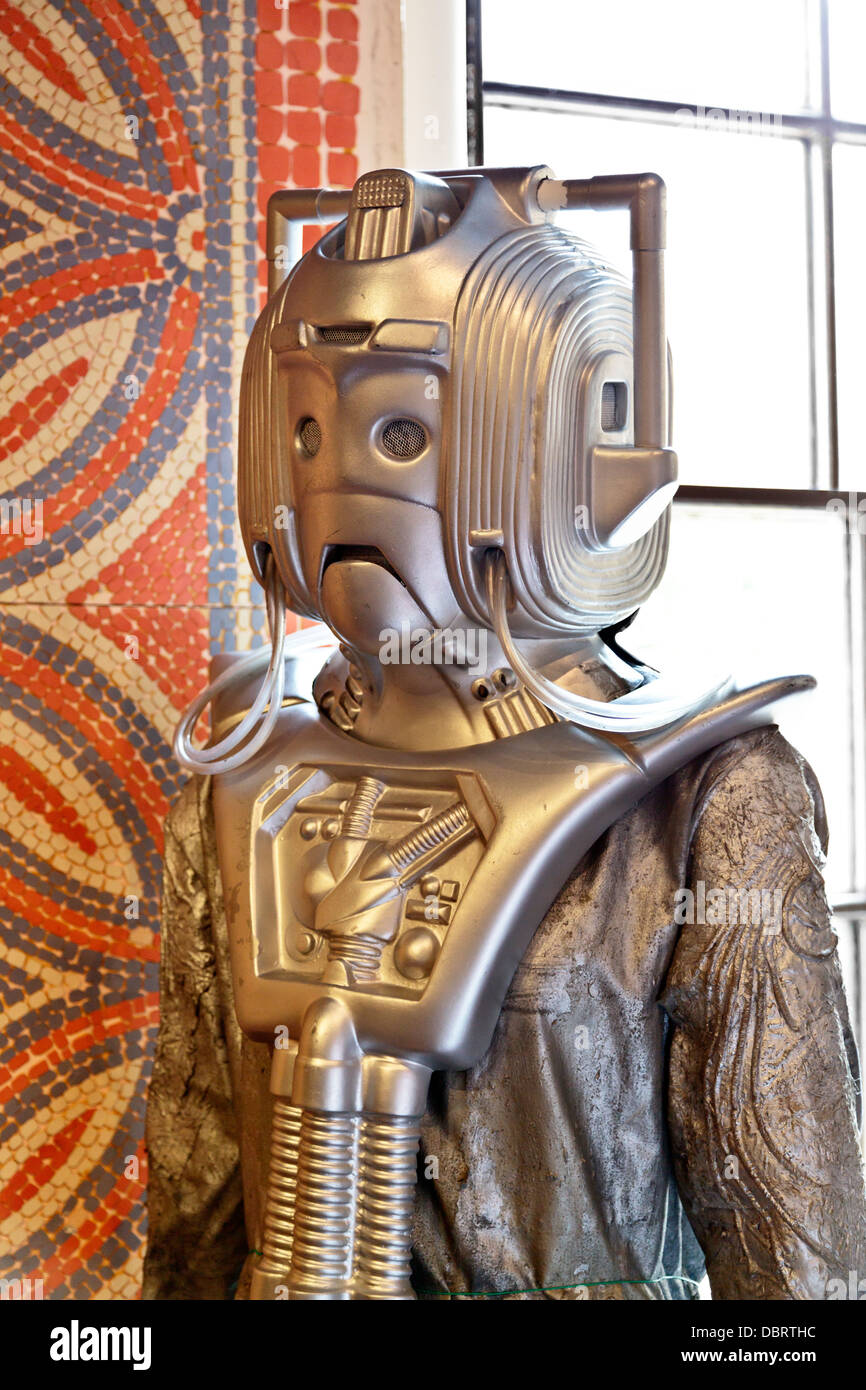 Replica del medico che Cyberman da sci-fi programma TV medico che a Peterborough Museum, Inghilterra Foto Stock