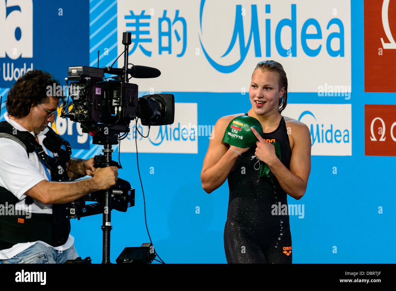 Barcellona, Spagna. 2 agosto 2013: Lituania la Ruta Meilutyte mostra a camma che ella è la creazione di un nuovo record del mondo in campo femminile 50m a rana semi-finale alla XV Campionati del Mondo di nuoto FINA a Barcellona. Foto Stock