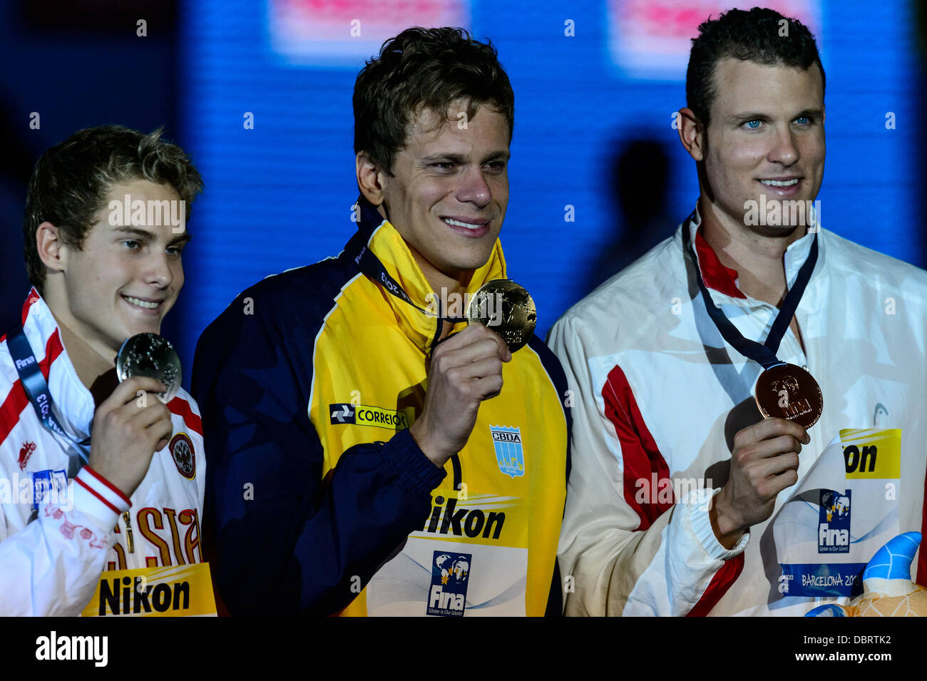 Barcellona, Spagna. 2 agosto 2013: la Russia Vladimir Morozov, azil's Cesar Cielo Filho reagisce molto emotivo durante la cerimonia medaglie degli uomini 50m Freestyle Finale alla XV Campionati del Mondo di nuoto FINA a Barcellona. Foto Stock