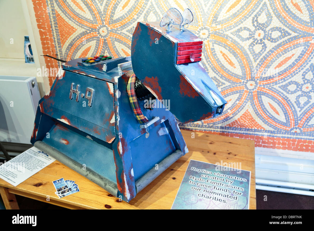 Replica del medico che K-9 cane robot da sci-fi programma TV medico che a Peterborough Museum, Inghilterra Foto Stock