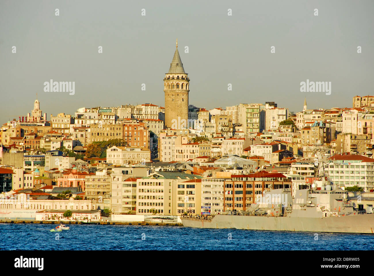 Vedute di Istanbul dalla confluenza del Bosforo e il Mar di Marmara con Torre Galata prominente Foto Stock