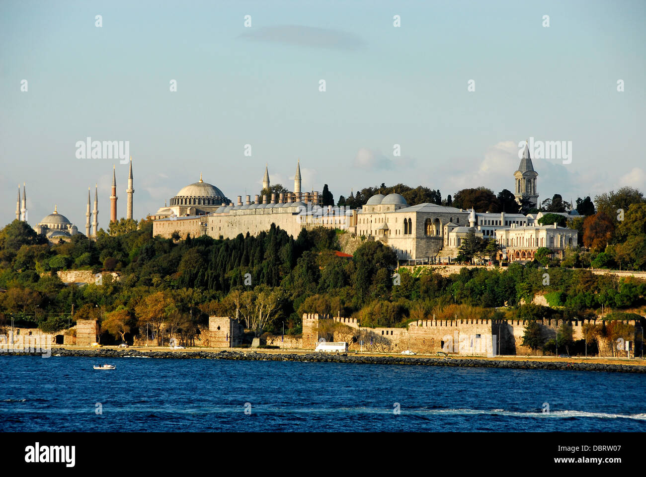 Vedute del Palazzo Topkapi a Istanbul dalla confluenza del Bosforo e il Mar di Marmara Foto Stock