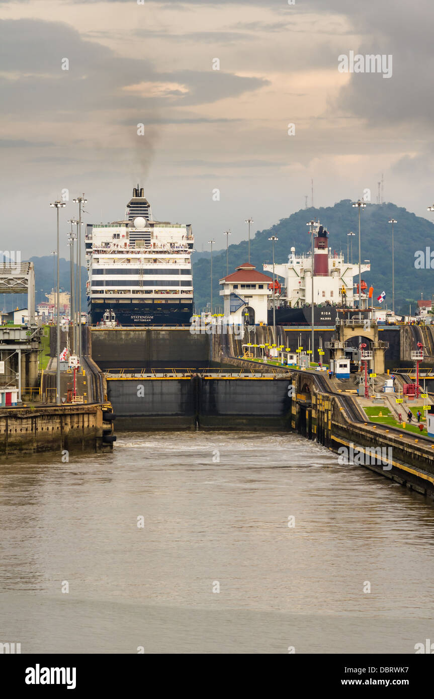 Canale di Panama Panama la nave di crociera Statendam transita il Miraflores Locks Foto Stock