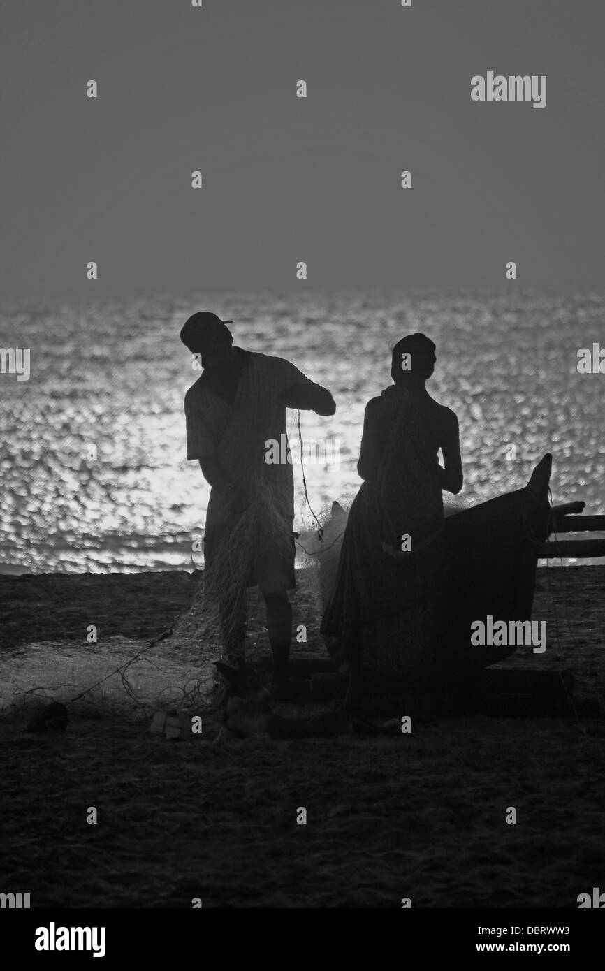 Stagliano pescatori sulla spiaggia, Goa, India Foto Stock