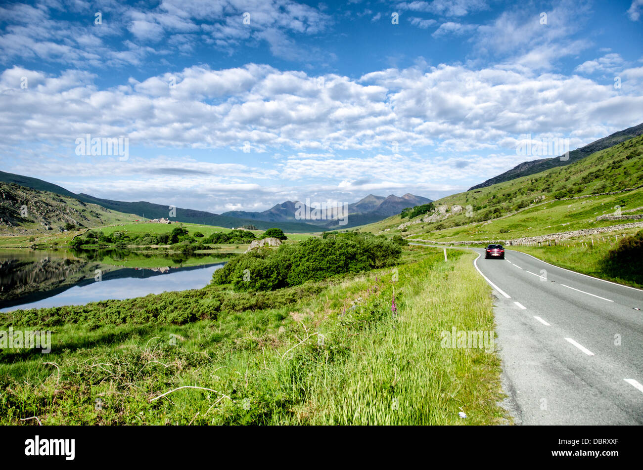 Parco Nazionale di Snowdonia, il Galles - l'aspro paesaggio delle montagne del nord del Parco Nazionale di Snowdonia, Galles lungo la bella una strada4086. Foto Stock