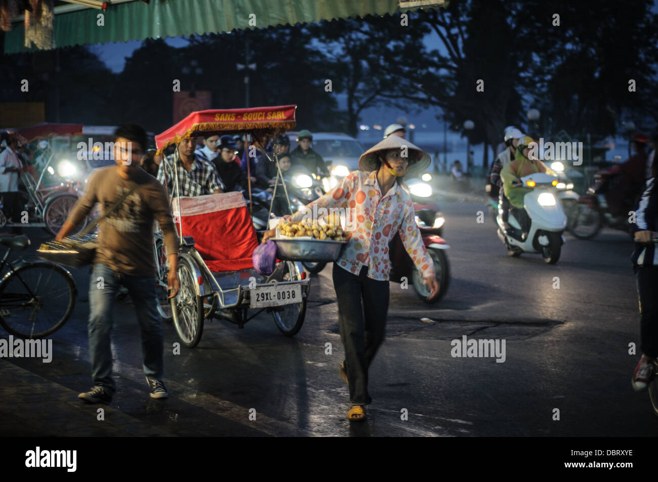 HANOI, Vietnam: Traffico notturno intenso in una strada del quartiere vecchio di Hanoi. Foto Stock