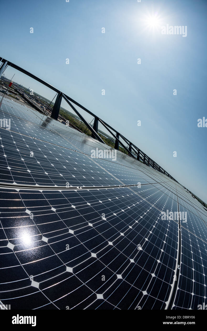 Una schiera di pannelli solari fotovoltaici utilizzati per convertire la luce solare in energia elettrica in condizioni di luce solare intensa. Foto Stock