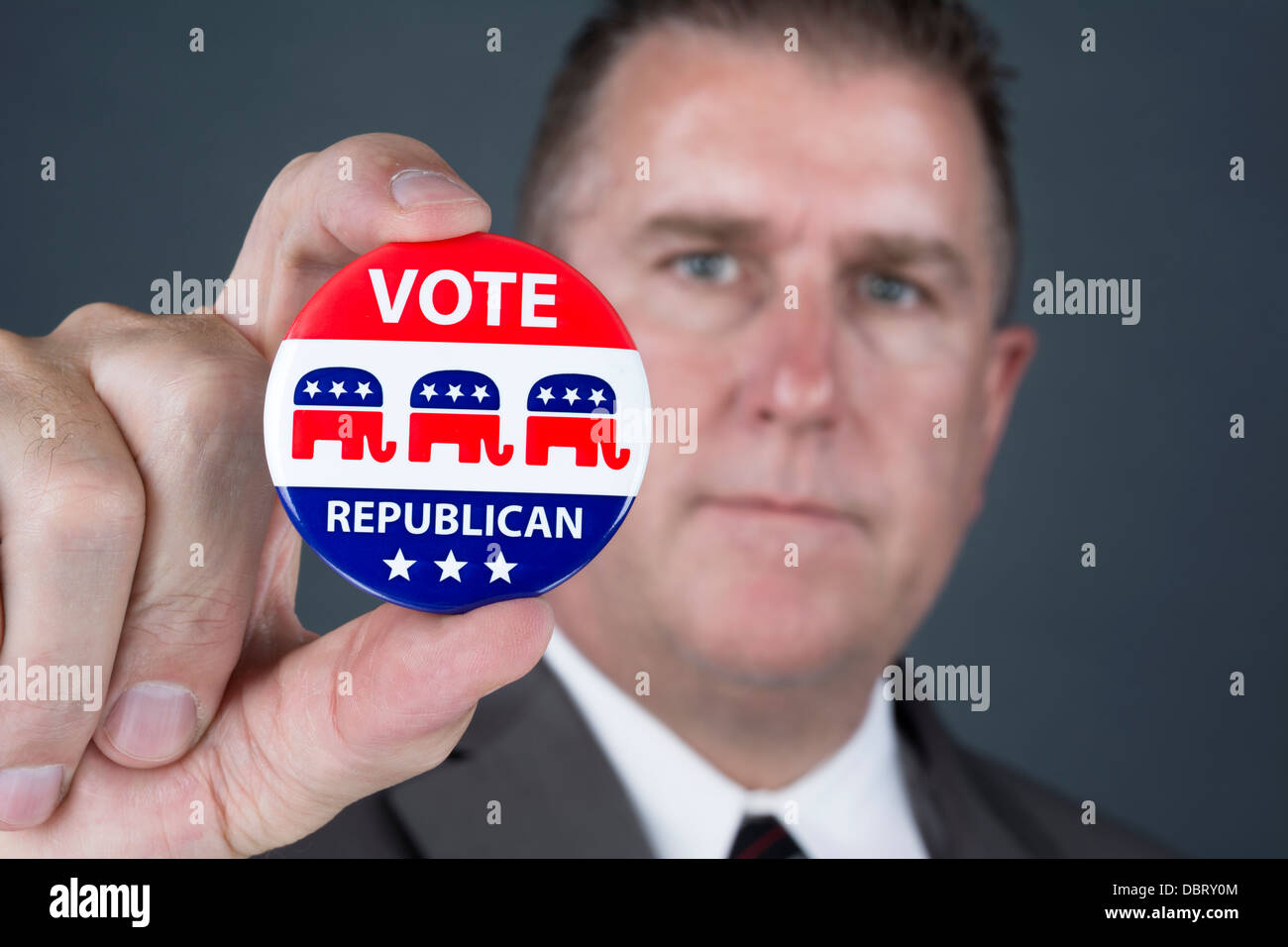 Un candidato può contenere fino un repubblicano badge di voto incoraggiando la sua pundants a votare. Foto Stock