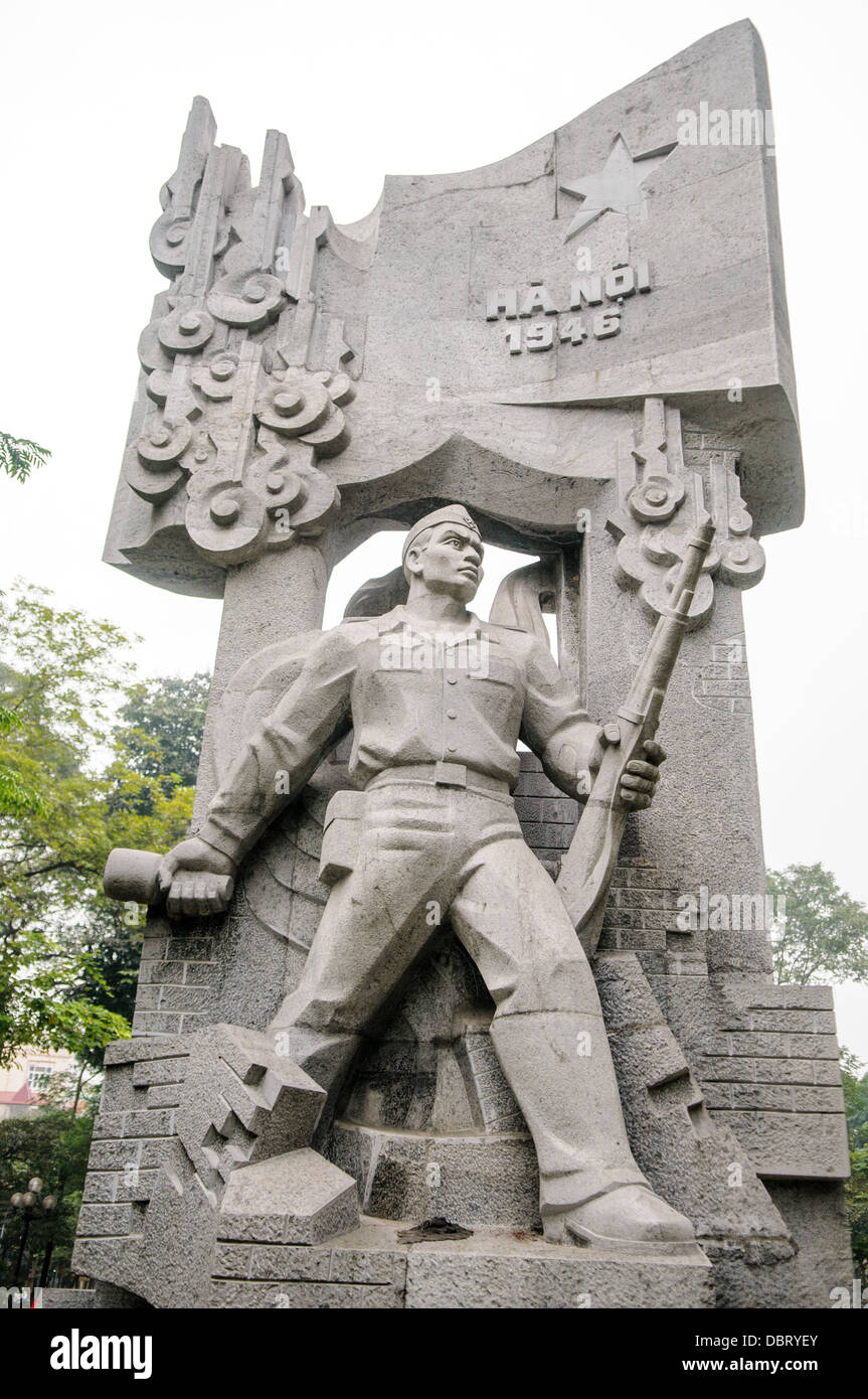 Statua comunista quartiere vecchio Hanoi Vietnam // HANOI, Vietnam - Una statua in pietra in stile comunista che celebra Hanoi nel quartiere vecchio della città. Foto Stock