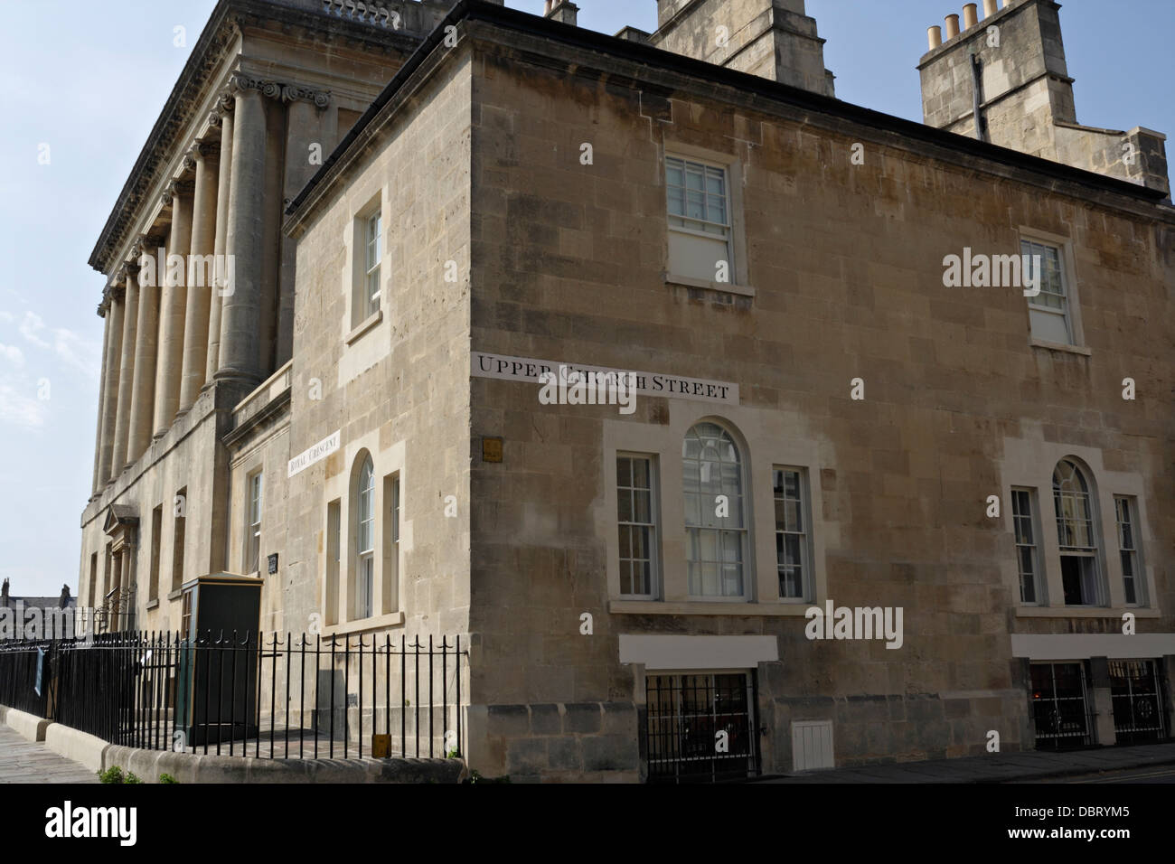 All'angolo tra Royal Crescent e Upper Church Street a Bath, Inghilterra, Regno Unito. Edificio in stile georgiano Foto Stock