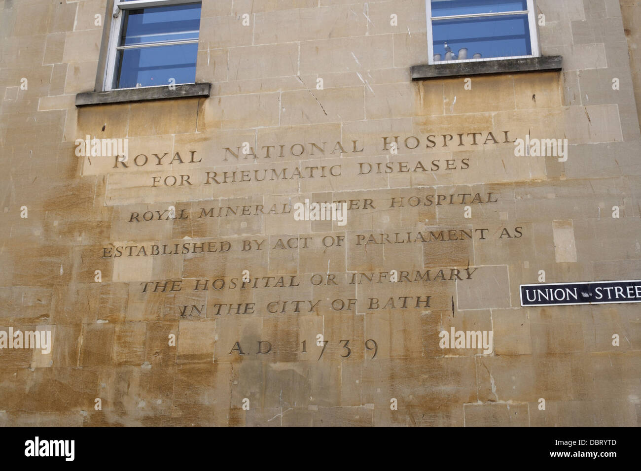 Royal National Hospital for Rheumatic Diseases a Bath Inghilterra Regno Unito. Lettere intagliate nella descrizione dei dettagli dell'intaglio dell'edificio Foto Stock