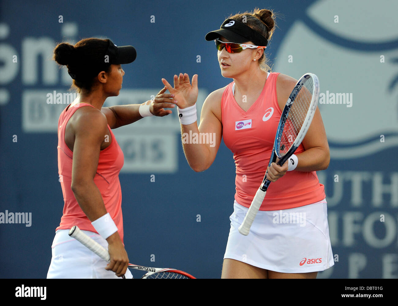 La Costa, Carlsbad, California, USA. 02Aug, 2013. Abigail SPEARS (USA) battendo il cinque il suo compagno di squadra Raquel Kops-Jones (USA) dopo aver segnato un punto durante una partita quarti di finale contro la squadra di Martina Hingis (SUI) e Daniela Hantuchova (SVK) durante il Southern California Open giocato al La costa Resort &AMP; Spa a Carlsbad CA. Credito: Azione Sport Plus/Alamy Live News Foto Stock