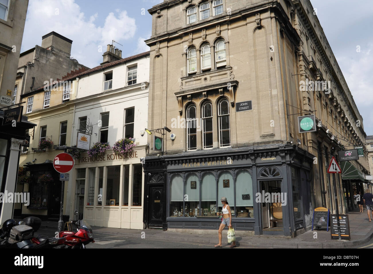 Una scena di strada nel centro di Bath in Inghilterra. Proprietà georgiane usate per i negozi Foto Stock