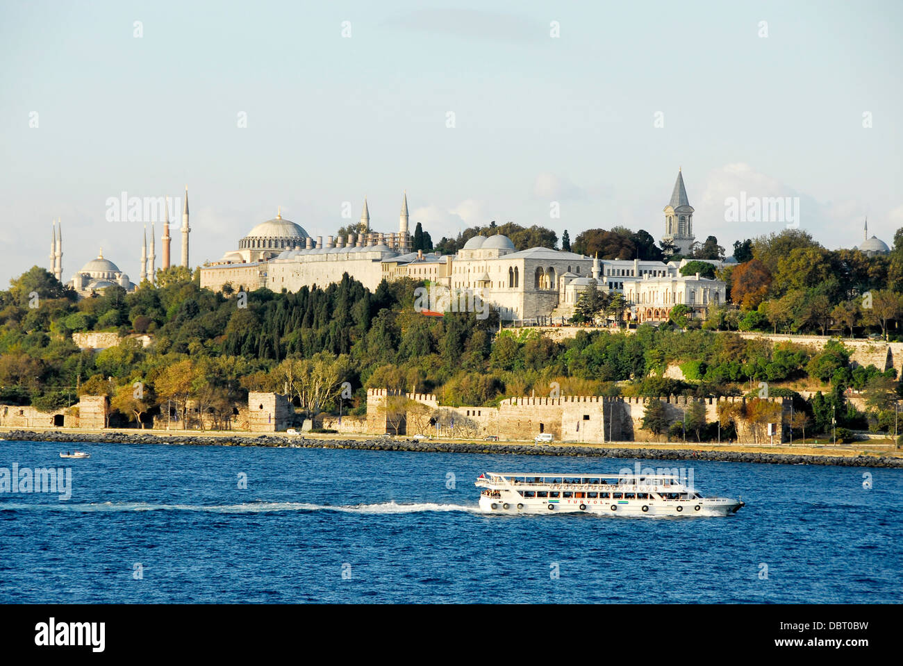 Vedute del Palazzo Topkapi a Istanbul dalla confluenza del Bosforo e il Mar di Marmara Foto Stock