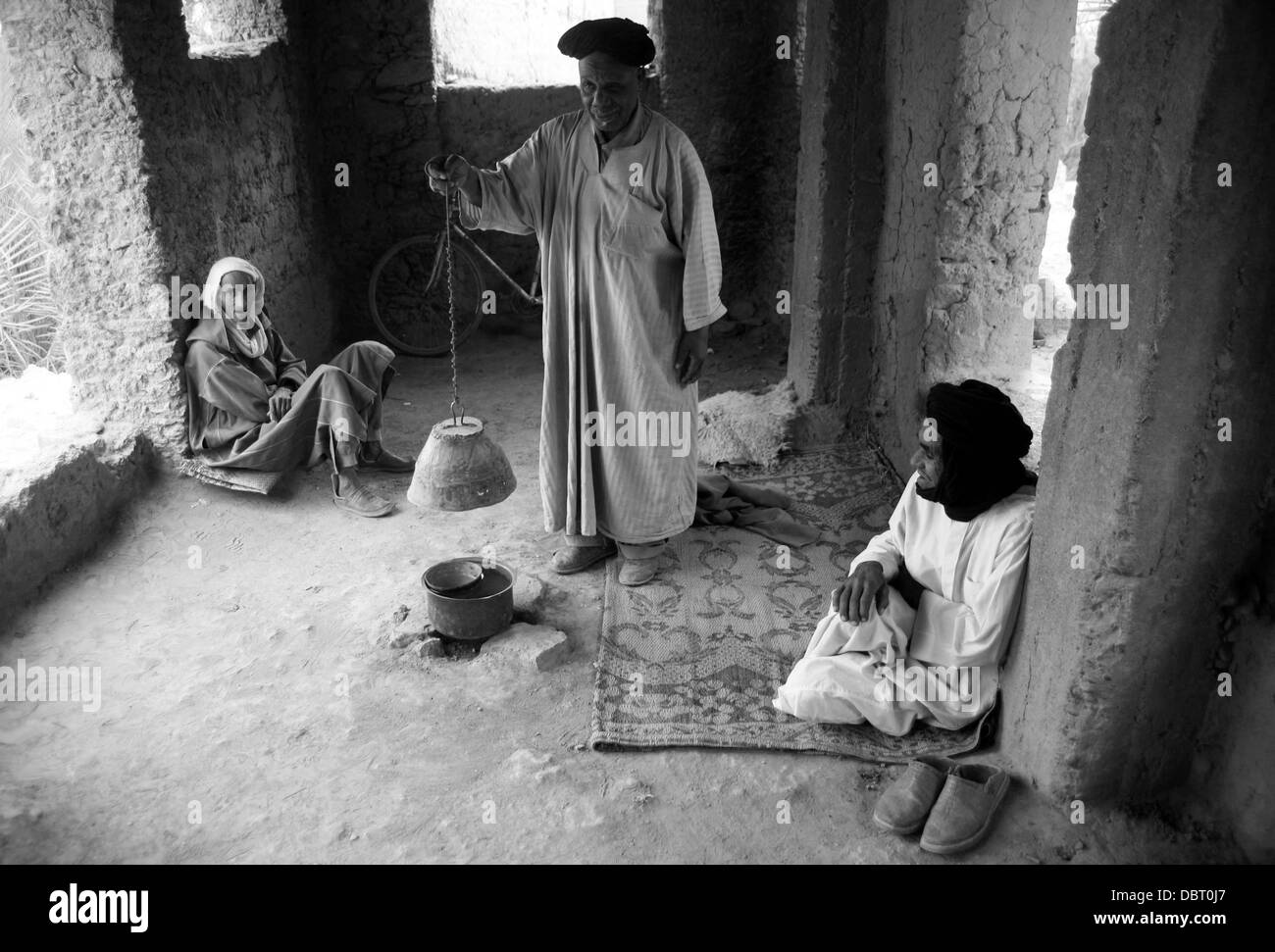 Metodo tradizionale per misurare l'allocazione dell'acqua in un'oasi nella regione di Tata, nel sud-ovest del Marocco Foto Stock