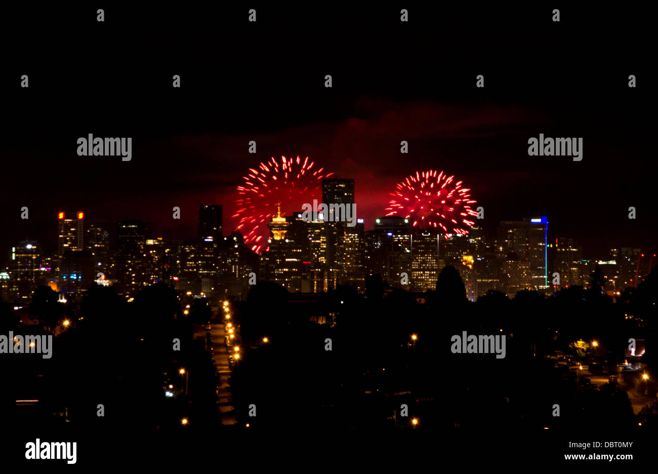 VANCOUVER, CANADA, 3 Agosto, 2013. Luce di fuochi d'artificio il cielo al di là del centro cittadino di Vancouver presso la terza rata della Honda Celebrazione della luce concorso di fuochi d'artificio. Questa sera la mostrate Featured Thailandia l'iscrizione al concorso annuale. Il popolare evento attrae migliaia di spettatori di English Bay e a Vancouver. Credito: Maria Janicki/Alamy Live News Foto Stock