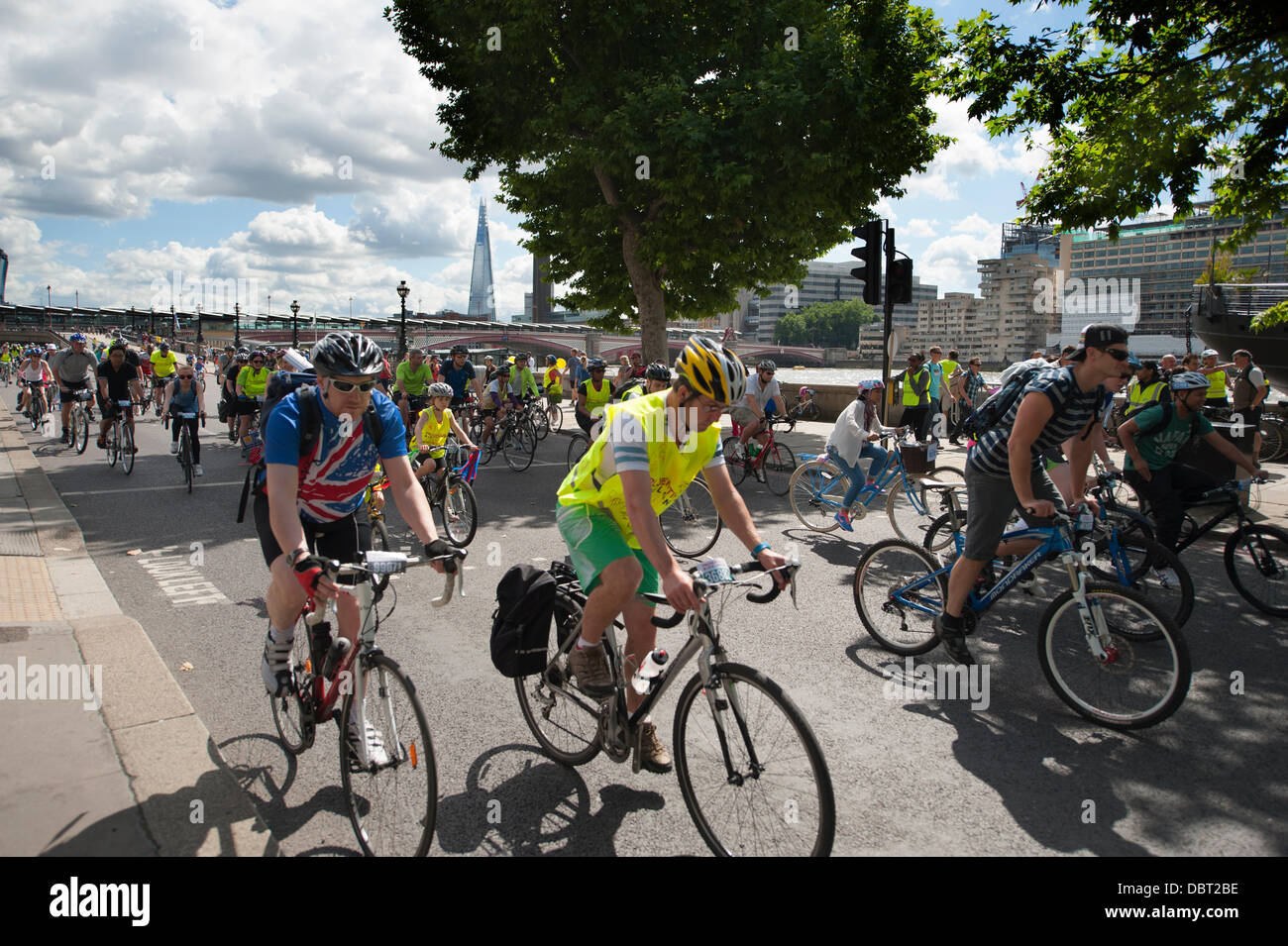 3.08.2013, Londra, Regno Unito. I ciclisti nel caso Freecycle route per tutti su un traffico libero Upper Thames Street nel centro di Londra in direzione ovest Foto Stock