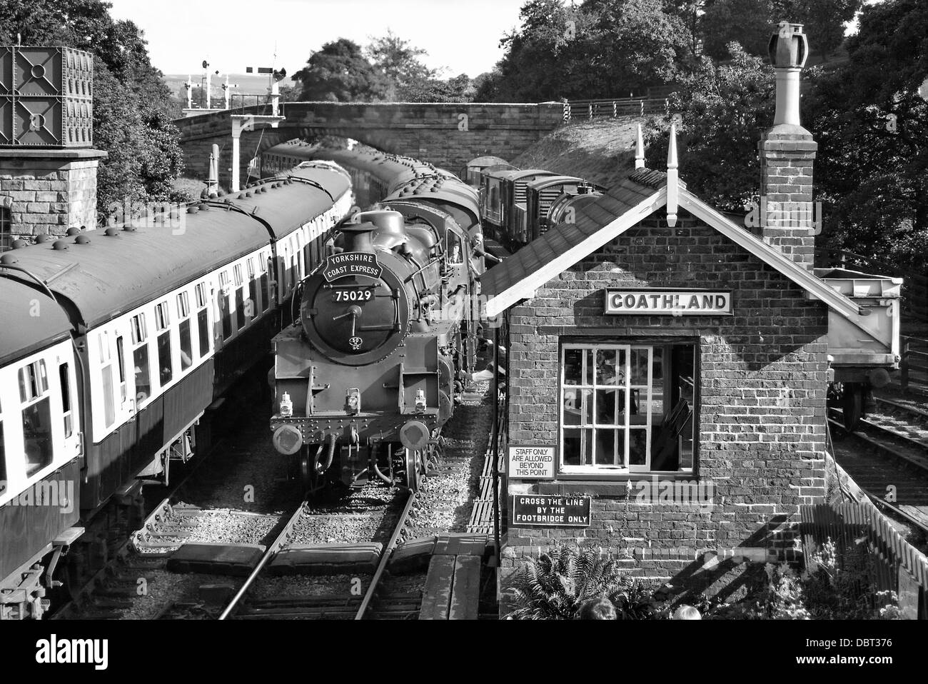 Il Cavaliere verde locomotiva a vapore la trazione di un treno sulla North Yorkshire Moors Railway entrando in stazione a Goathland Foto Stock