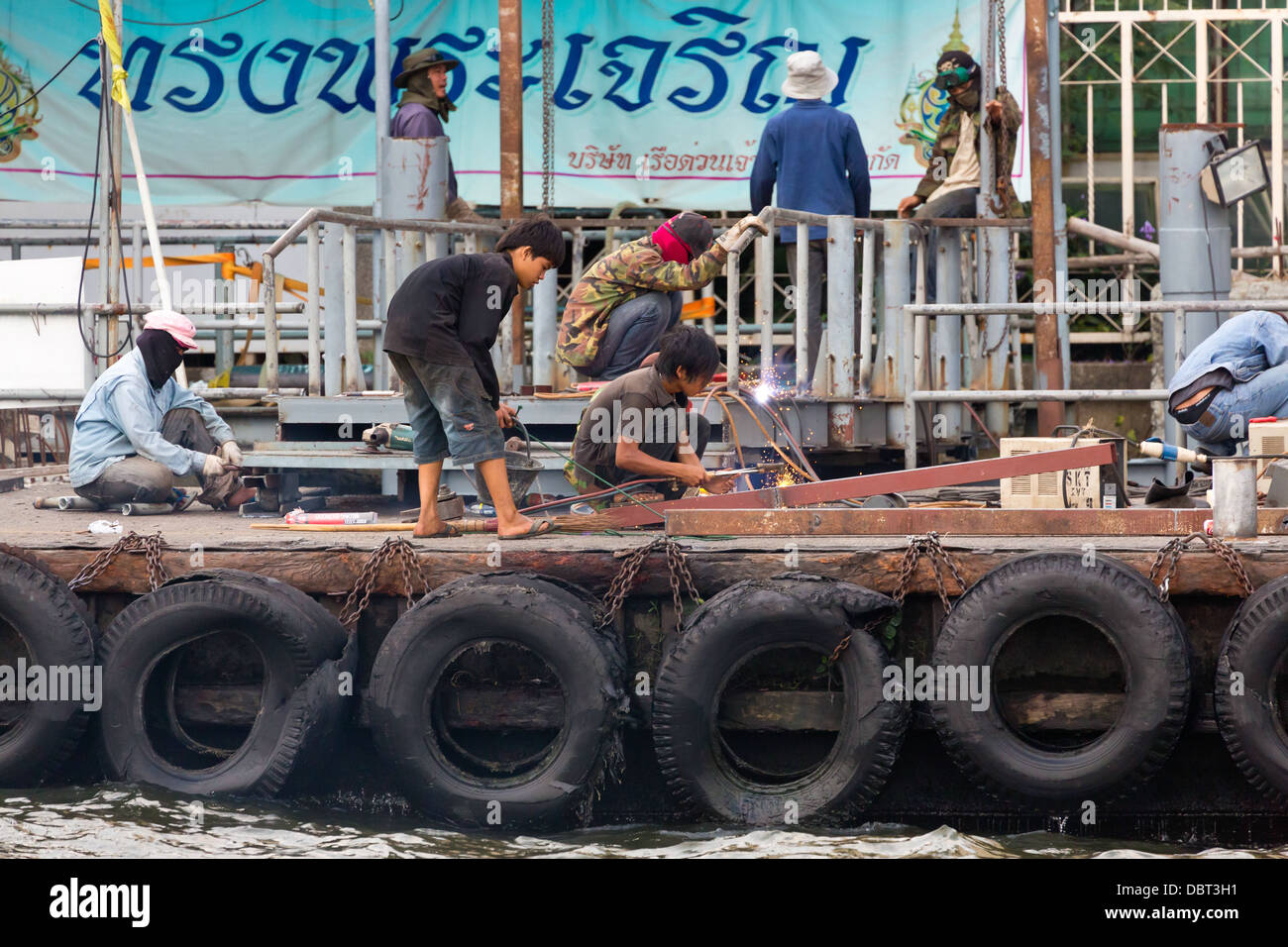 Saldatura dei lavoratori sulle rive del Fiume Chao Phraya a Bangkok, in Thailandia Foto Stock