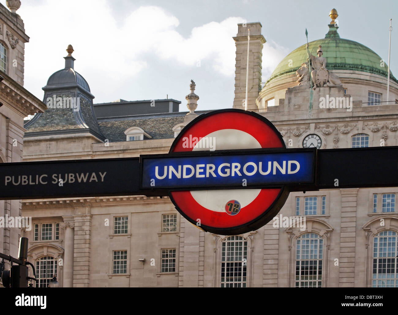 La metropolitana segno Leicester Square Londra Regno Unito Inghilterra Foto Stock