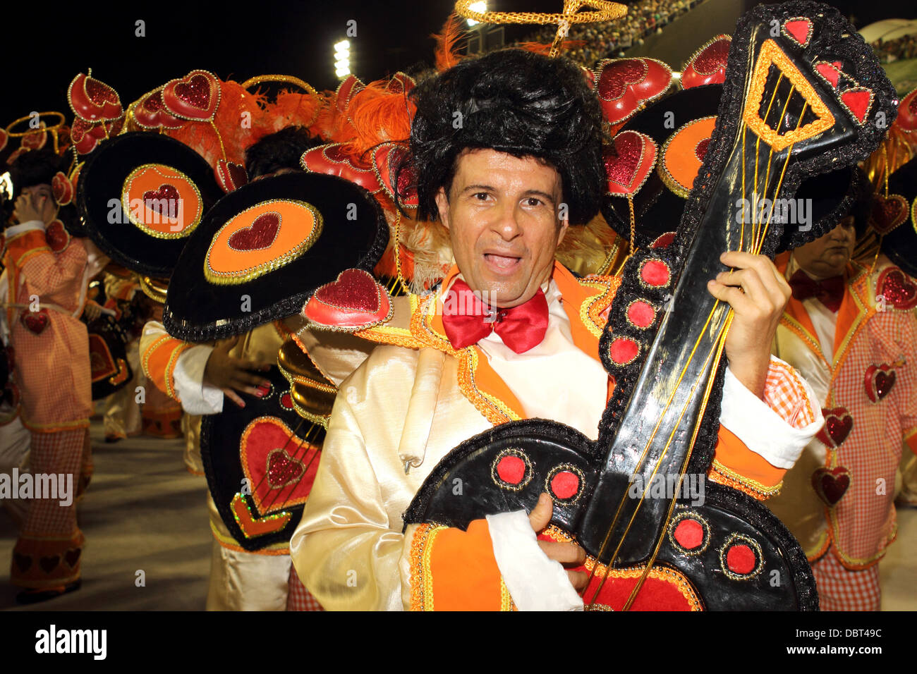 Un uomo vestito come un Elvis lookalike al Sambadrome durante il Carnevale, Rio de Janeiro, Brasile lunedì 11 febbraio 2013. Foto Stock