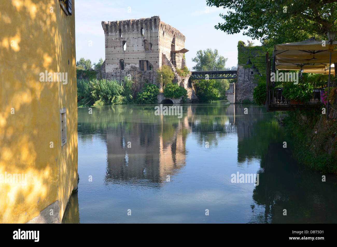 Valeggio sul Mincio, Ponte Visconteo ("ponte visconteo'), una diga fortificata costruita nel 1393 da Gian Galeazzo Visconti, Foto Stock