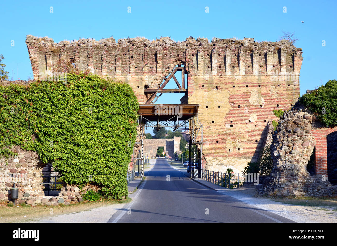 Valeggio sul Mincio, Ponte Visconteo ("ponte visconteo'), una diga fortificata costruita nel 1393 da Gian Galeazzo Visconti Foto Stock