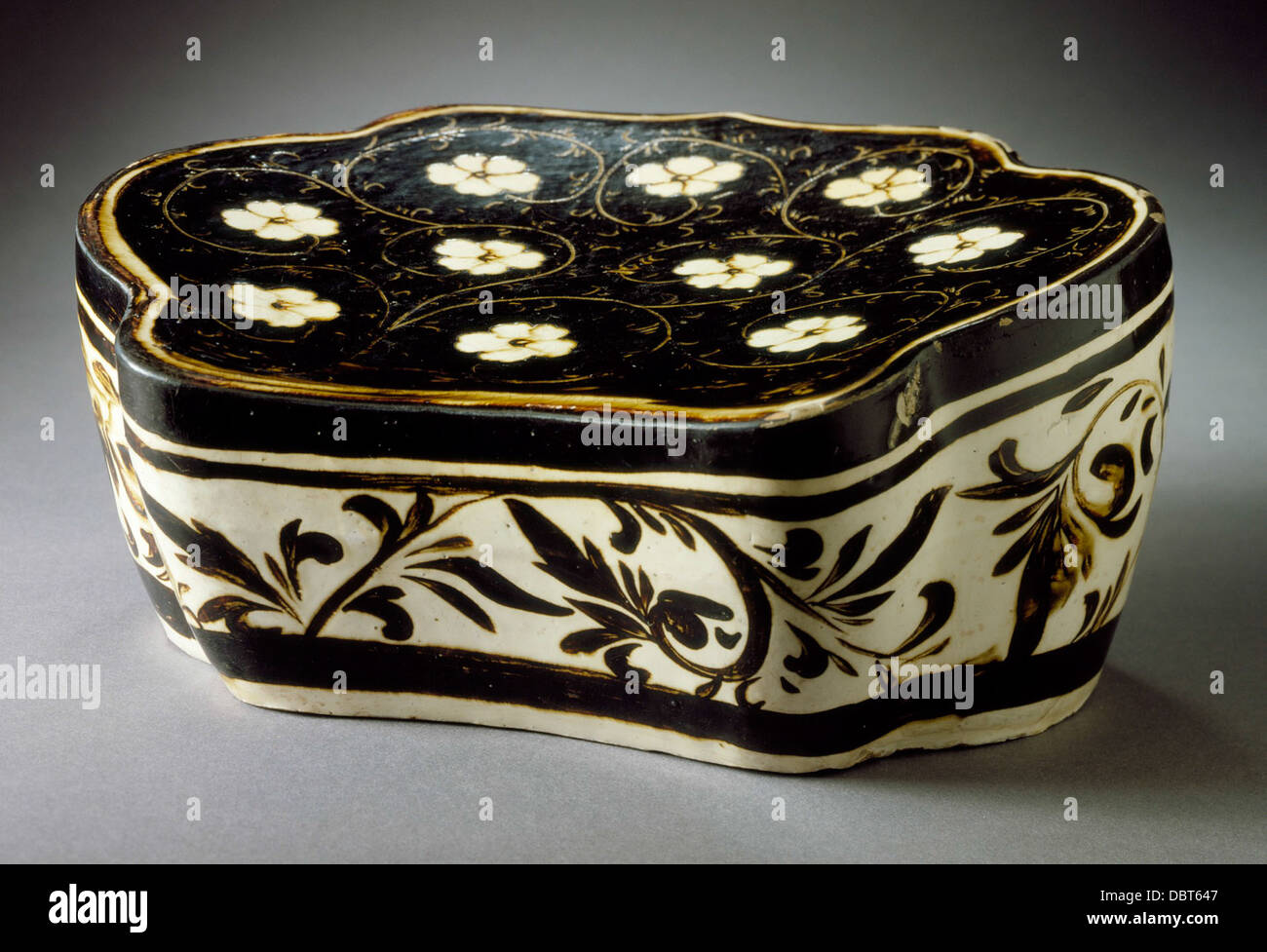 Poggiatesta (Zhen) con cartigli floreali M.49.12 Foto Stock